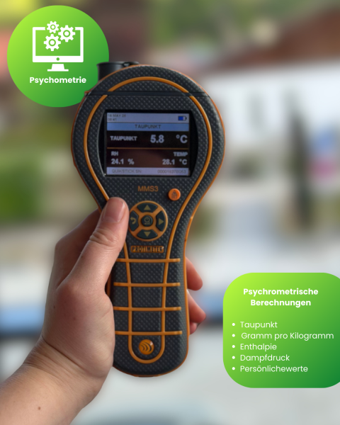 Abgebildet ist das Feuchtigkeitsmessgerät MMS3 der Firma PROTIMETER, das in einer Hand gehalten wird. Auf dem eingeschalteten Display sind aktuelle Messwerte sichtbar.